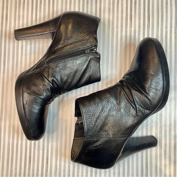 Matisse Shoes - Matisse Black Leather Booties
